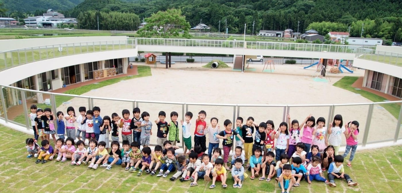 みどりこども園の特徴である円形平屋建ての園舎の屋上には緑の芝生が広がり走り回ることができます。